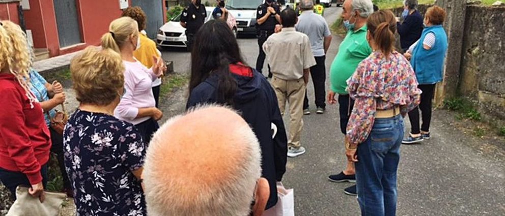 Veciños de O Conde protestan contra a instalación das torres de alarma da presa de Eiras