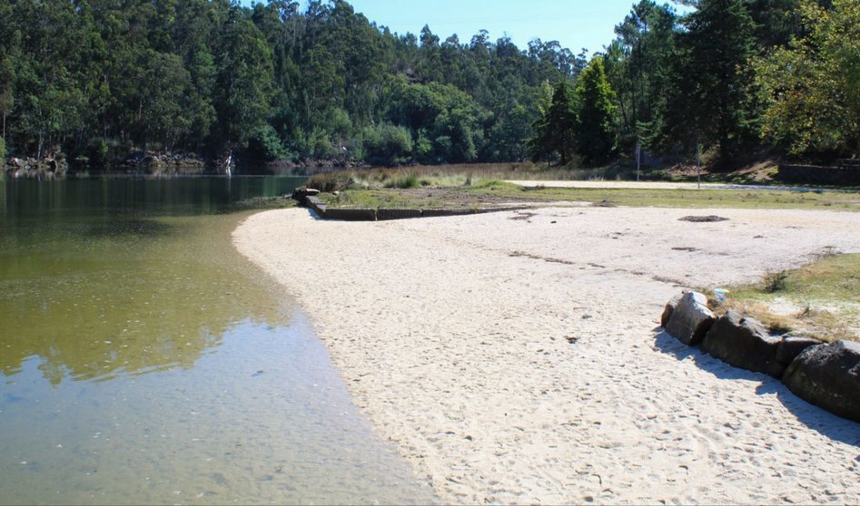 Pé de foto - A praia de A Xunqueira é un dos espazos polos que o concello recibiu queixas por parte das administracións